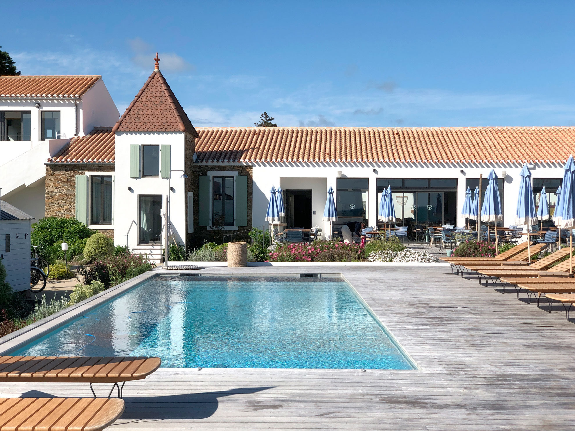 Piscine extérieure Hôtel Les Hautes Mers — le bassin