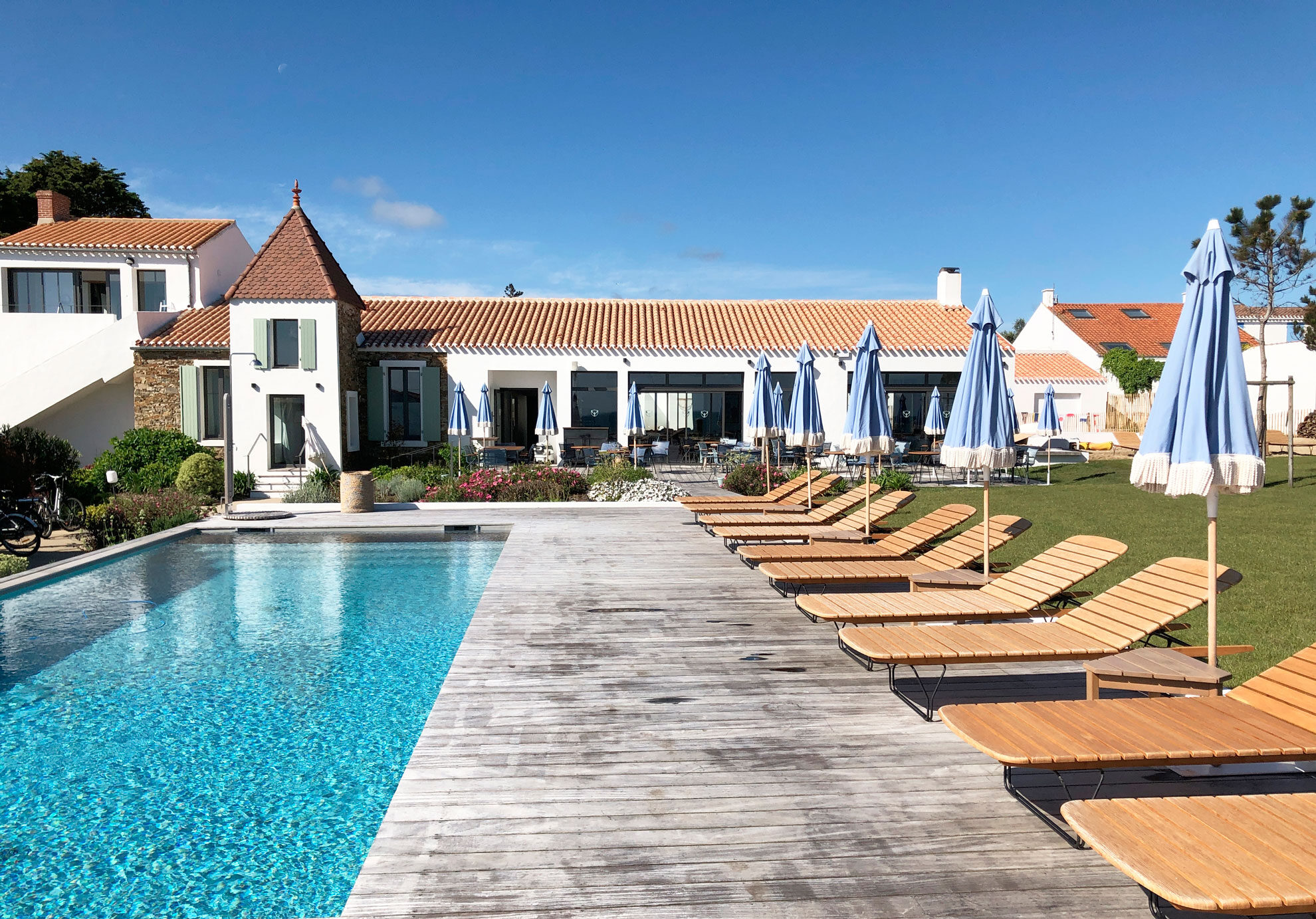 Piscine extérieure Hôtel Les Hautes Mers — le pont en bois