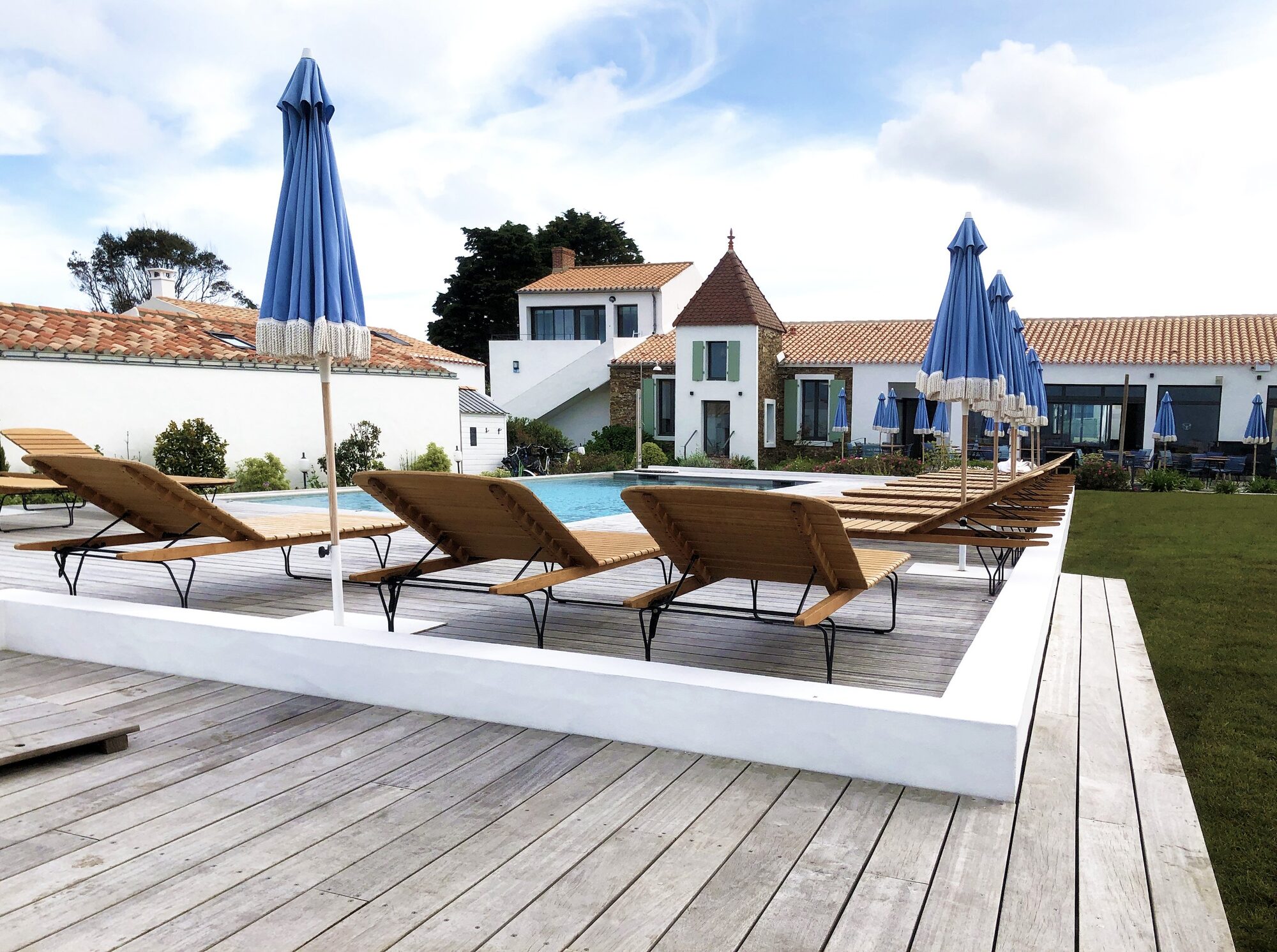 Piscine extérieure Hôtel Les Hautes Mers — transats et parasols